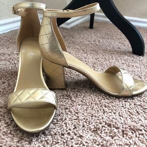 🍁New Marc Fisher Gold Sandal with chunky heel Sz 8M